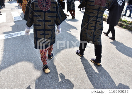 日本の岐阜県高山市 春の高山祭 派手な法被を着て祭りに参加する人達 足袋と草鞋を履く足元の様子 日本の岐阜県高山市 春の高山祭 派手な法被を着て祭りに参加する人達 足袋と草鞋を履く足元の様子 116993025
