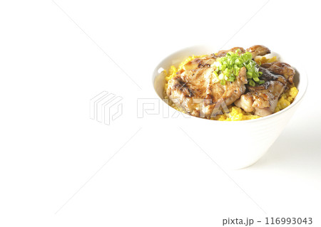 きじ焼き丼、焼き鳥丼、親子丼、白背景で撮影 きじ焼き丼、焼き鳥丼、親子丼、白背景で撮影 116993043