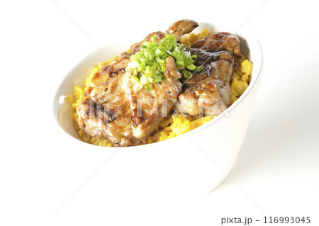 きじ焼き丼、焼き鳥丼、親子丼、白背景で撮影 きじ焼き丼、焼き鳥丼、親子丼、白背景で撮影 116993045