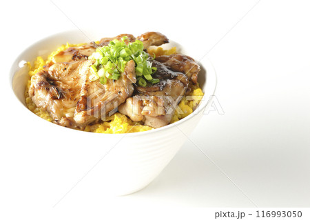 きじ焼き丼、焼き鳥丼、親子丼、白背景で撮影 116993050