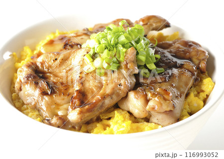 きじ焼き丼、焼き鳥丼、親子丼、白背景で撮影 きじ焼き丼、焼き鳥丼、親子丼、白背景で撮影 116993052