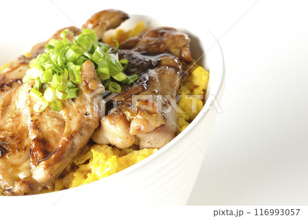 きじ焼き丼、焼き鳥丼、親子丼、白背景で撮影 きじ焼き丼、焼き鳥丼、親子丼、白背景で撮影 116993057
