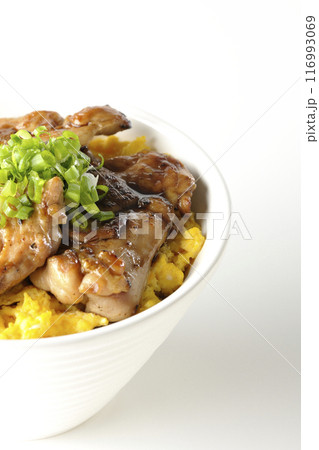 きじ焼き丼、焼き鳥丼、親子丼、白背景で撮影 116993069