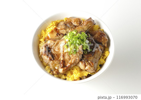 きじ焼き丼、焼き鳥丼、親子丼、白背景で撮影 116993070