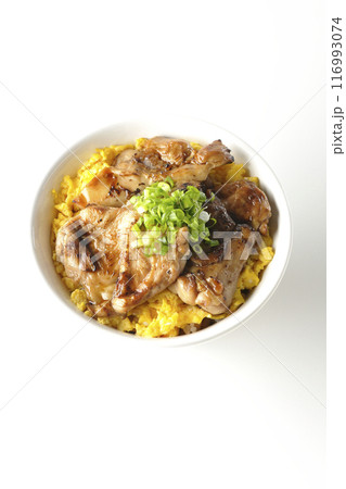 きじ焼き丼、焼き鳥丼、親子丼、白背景で撮影 116993074