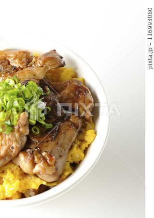 きじ焼き丼、焼き鳥丼、親子丼、白背景で撮影 116993080