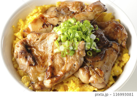 きじ焼き丼、焼き鳥丼、親子丼、白背景で撮影 きじ焼き丼、焼き鳥丼、親子丼、白背景で撮影 116993081