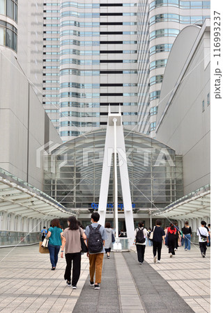 みなとみらいパシフィコよこはまでのイベント帰りの人達 116993237