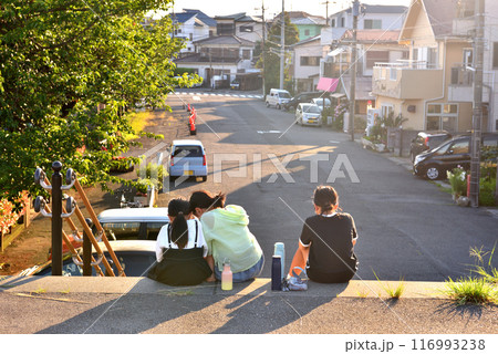 夕方の平塚漁港で遊ぶ子供たち 116993238