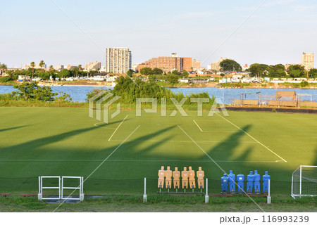 西日差し込む平塚相模川沿いのサッカーグランド 116993239