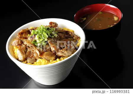 きじ焼き丼、焼き鳥丼、親子丼、味噌汁 116993381