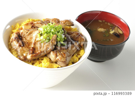 きじ焼き丼、焼き鳥丼、親子丼、味噌汁 116993389
