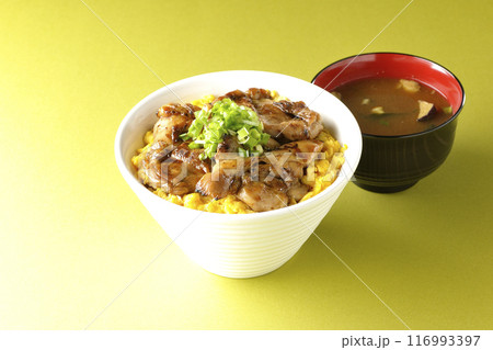 きじ焼き丼、焼き鳥丼、親子丼、味噌汁 きじ焼き丼、焼き鳥丼、親子丼、味噌汁 116993397