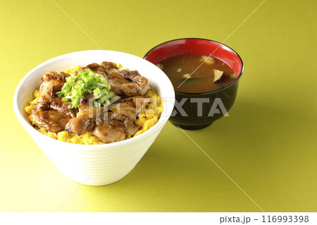 きじ焼き丼、焼き鳥丼、親子丼、味噌汁 きじ焼き丼、焼き鳥丼、親子丼、味噌汁 116993398