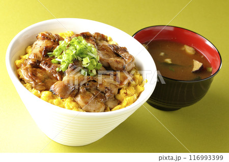 きじ焼き丼、焼き鳥丼、親子丼、味噌汁 116993399