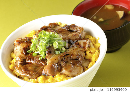 きじ焼き丼、焼き鳥丼、親子丼、味噌汁 きじ焼き丼、焼き鳥丼、親子丼、味噌汁 116993400