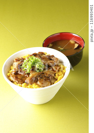 きじ焼き丼、焼き鳥丼、親子丼、味噌汁 きじ焼き丼、焼き鳥丼、親子丼、味噌汁 116993401