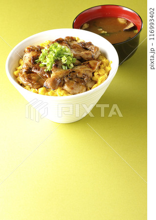 きじ焼き丼、焼き鳥丼、親子丼、味噌汁 116993402