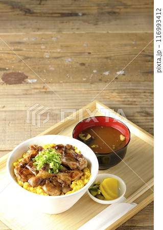 きじ焼き丼、焼き鳥丼、親子丼、味噌汁 きじ焼き丼、焼き鳥丼、親子丼、味噌汁 116993412