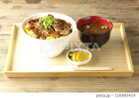 きじ焼き丼、焼き鳥丼、親子丼、味噌汁 116993414