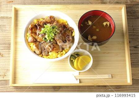 きじ焼き丼、焼き鳥丼、親子丼、味噌汁 116993415