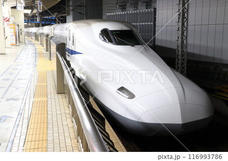 東京駅23:40・東海道新幹線ホームにて 116993786