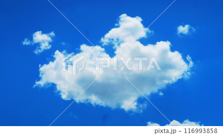 青空に浮かぶ浮雲の風景 116993858