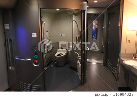 東海道・山陽新幹線：11号車多目的トイレを閉めず座席へ戻る乗客（N700S系車両） 116994328