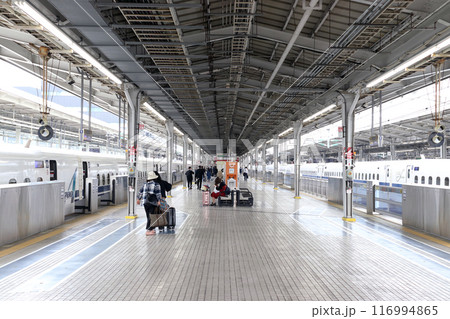 東海道・山陽新幹線：新大阪駅ホームにて 116994865