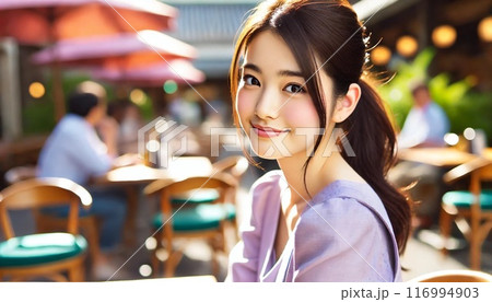 カフェテラスでデートする若い女性 116994903