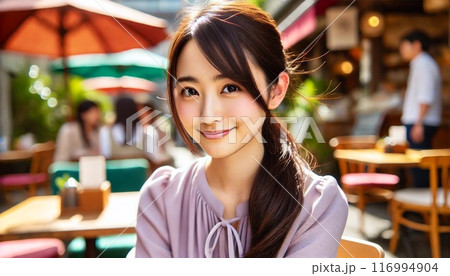 カフェテラスでデートする若い女性 116994904