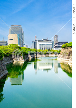 大阪市中央区大手前の大阪歴史博物館と大阪府警察本部本庁舎 116995033