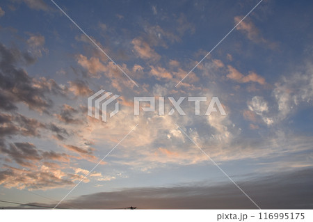 美しい夕焼け空、カラフルな雲 116995175