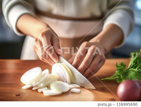 玉ねぎをスライスする主婦の手元のイメージ素材 116995690