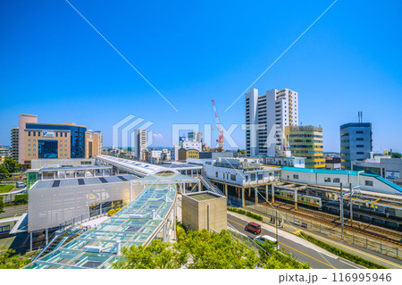 日本の藤沢都市景観 7月。東海道本線　辻堂駅や電車（オレンジと緑ラインの湘南色）などを望む＝22日 116995946