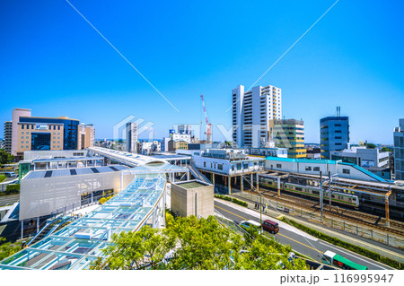 日本の藤沢都市景観 7月。東海道本線　辻堂駅や電車（オレンジと緑ラインの湘南色）などを望む＝22日 116995947