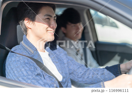 ドライブをする若い男性 ドライブをする若い男性 116996111
