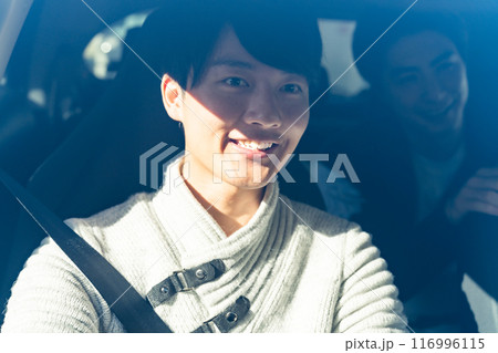 車でお出かけをする若い男性 車でお出かけをする若い男性 116996115