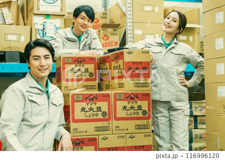 在庫の前で打ち合わせをする倉庫管理者 在庫の前で打ち合わせをする倉庫管理者 116996120