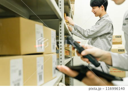 端末で入出庫管理する男性管理者 端末で入出庫管理する男性管理者 116996140