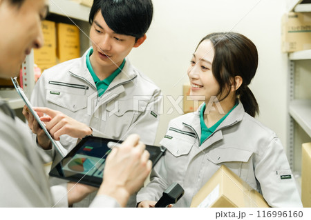 出荷スケジュールを打ち合わせする若い作業員 116996160