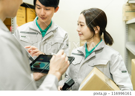 出荷スケジュールを打ち合わせする若い作業員 116996161