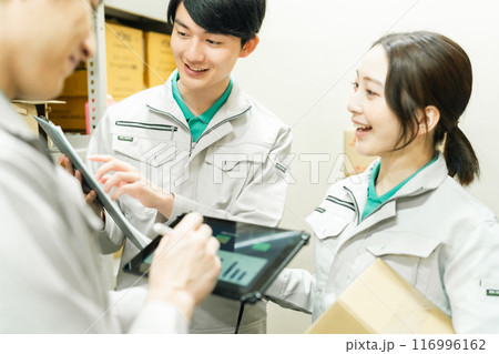 出荷スケジュールを打ち合わせする若い作業員 116996162