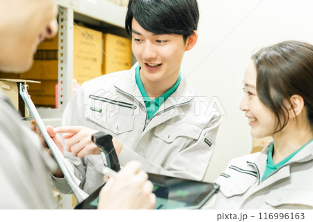 出荷スケジュールを打ち合わせする若い作業員 出荷スケジュールを打ち合わせする若い作業員 116996163