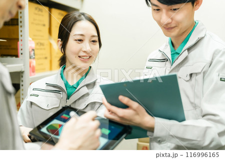 出荷スケジュールを打ち合わせする若い作業員 116996165