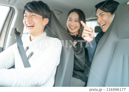 シェアカーでドライブをして盛り上がる若い男女 116996177