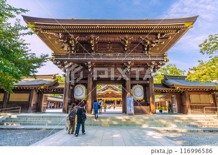 日本の寒川都市景観　相模國一之宮 寒川神社。神門の奥に御本殿が見える＝令和6年7月21日 116996586