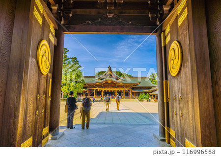 日本の寒川都市景観 相模國一之宮 寒川神社。神門の奥に御本殿が見える=令和6年7月21日 日本の寒川都市景観 相模國一之宮 寒川神社。神門の奥に御本殿が見える=令和6年7月21日 116996588