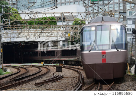 新宿起点を出発する小田急30000形EXE　ロマンスカー 116996680