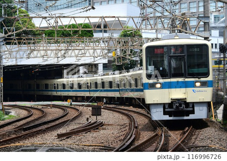 始点新宿を出発する 小田急8000形 始点新宿を出発する 小田急8000形 116996726